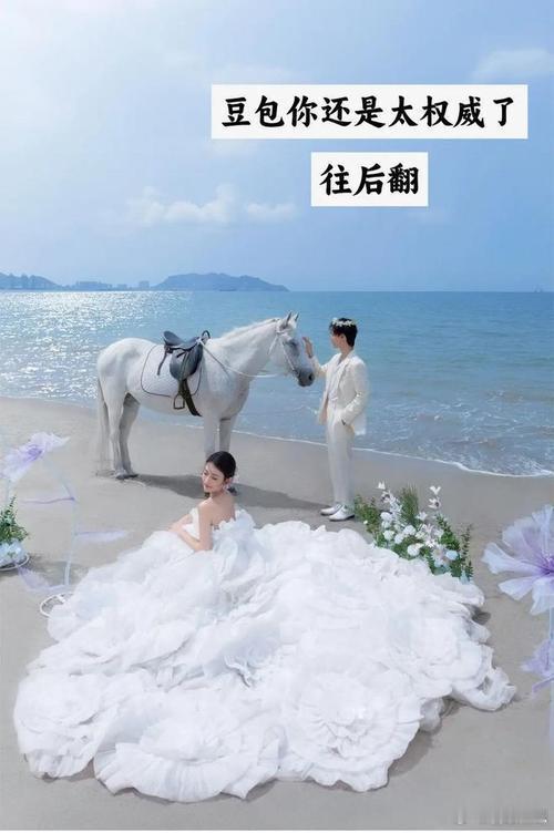 情侣懒得拍婚纱照交给豆包这届年轻人结婚，连摆拍都懒得演了。一对情侣拍婚纱照，往摄