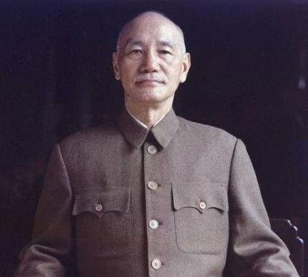 1955年的台北秋意渐浓，士林官邸内，蒋介石已近七旬。筷子悬在碗沿，清炖鸡汤的热