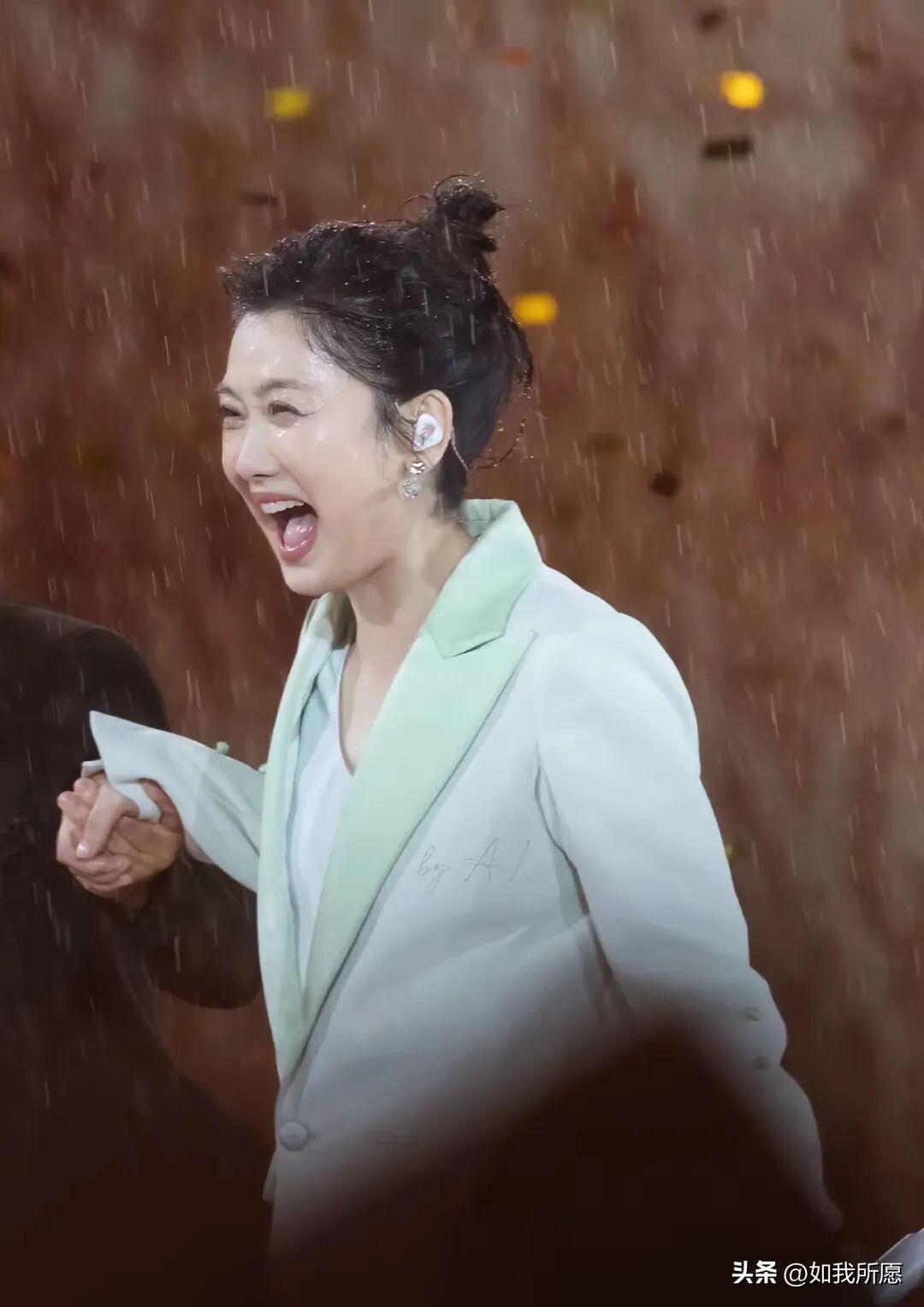 玲花这次真太不对劲了，
不是因为她学曾毅的动作，
也不是因为高音稳得吓人，而是暴