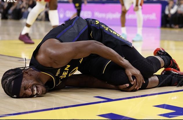 勇士的天塌了，据名记沙姆斯率先报道，巴特勒在勇士战热火的比赛中，第三节还有7分多