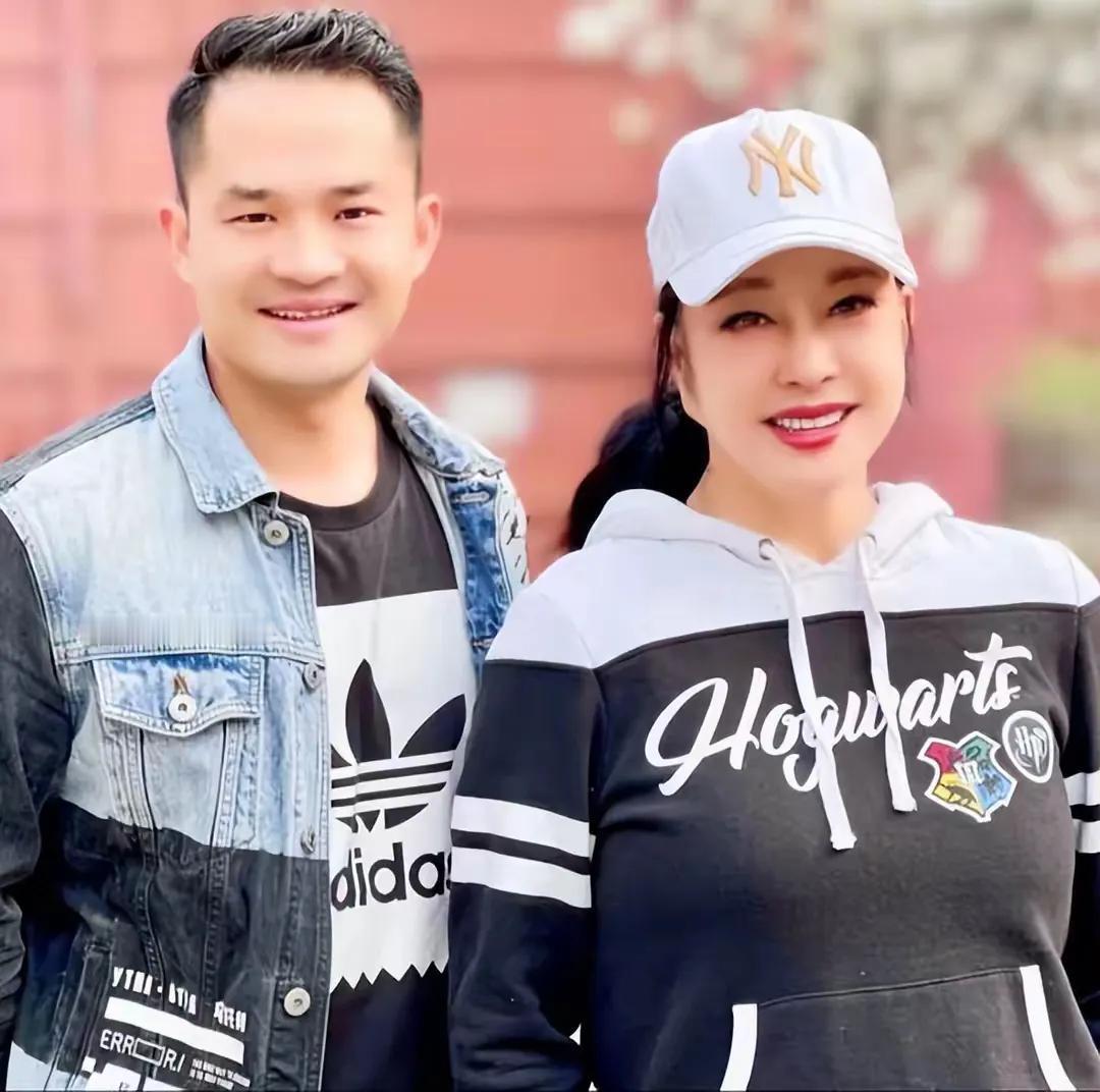 刘晓庆男友比她小38岁，是她的摄影师，也是她的私人助理，按说有这样一个年轻又多情