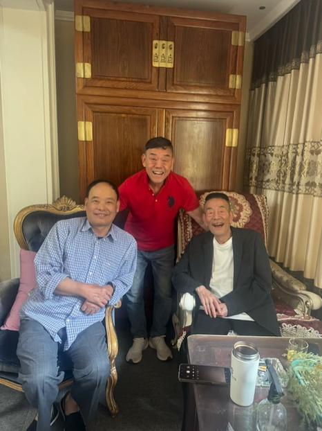这张珍贵的合照，我只认出了略显清瘦、曲眉小眼、笑容满面的杨少华与穿着格子衫、目光