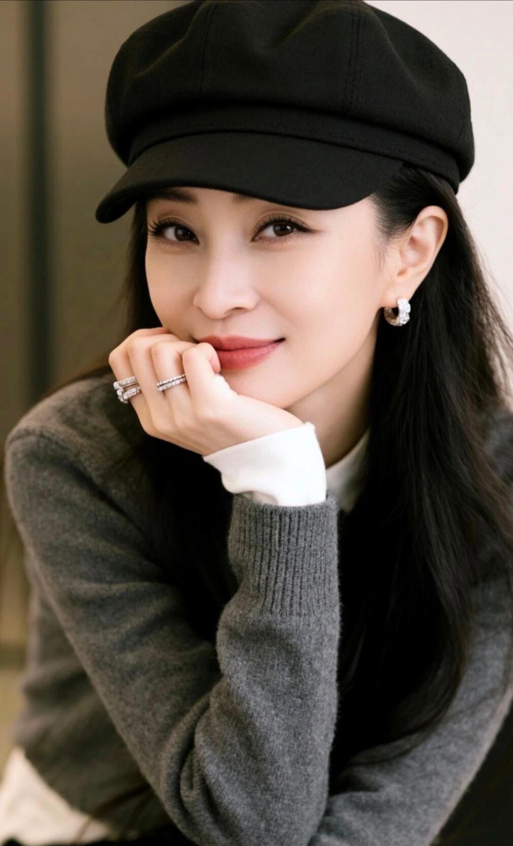 女人的底气
别再自我安慰“内在美才重要”了。
你的形象，就是你的风水。

这个世