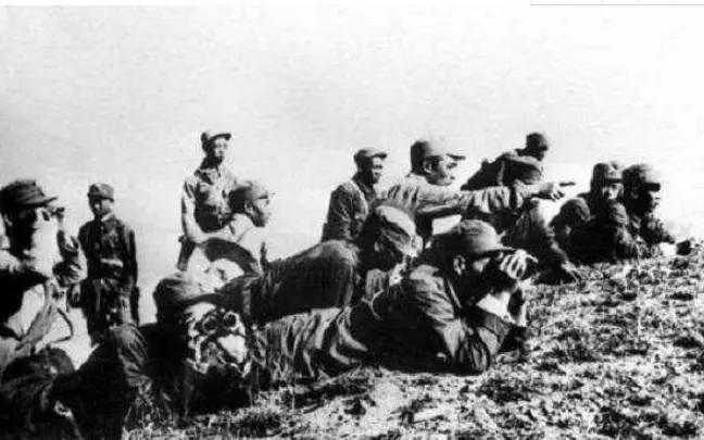 1946年9月，大批解放军战士被蒋军俘虏，但解放军战士显然不服。他们的武器装备被