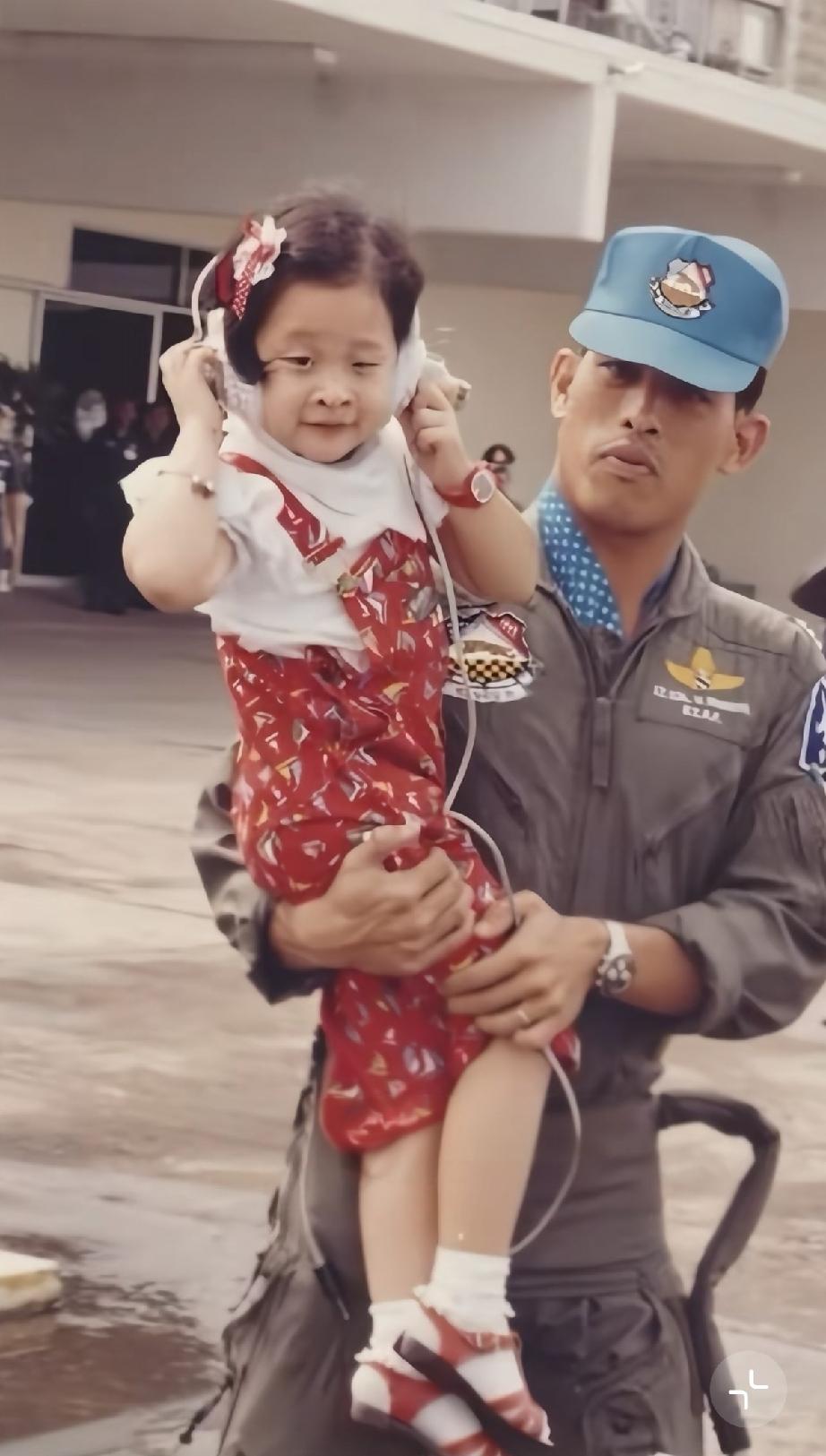 地位显赫的泰王晚年丧女，也是悲痛不已。
帕公主的降生，让初为人父的泰王玛哈喜上眉