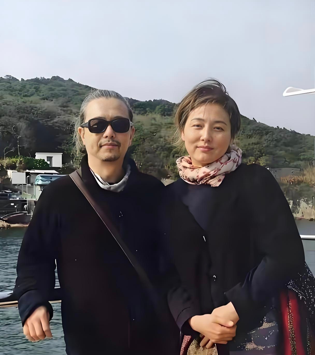 演员张延跟她丈夫的合照，她变样了，没年轻时好看。 