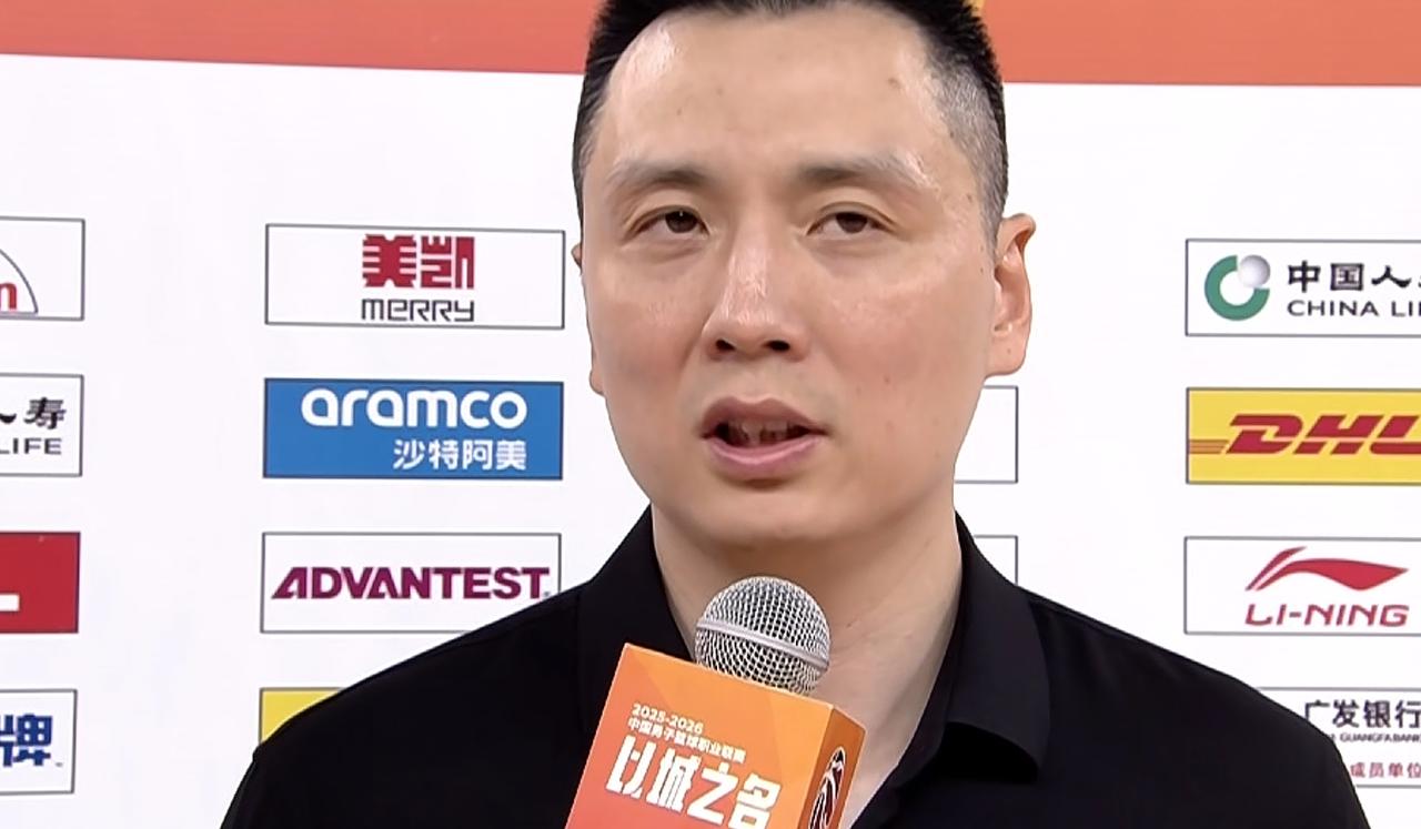 总决赛首场赛后，卢伟接受采访强调了“拼搏”二字，这点固然重要。但上海队今晚主要还