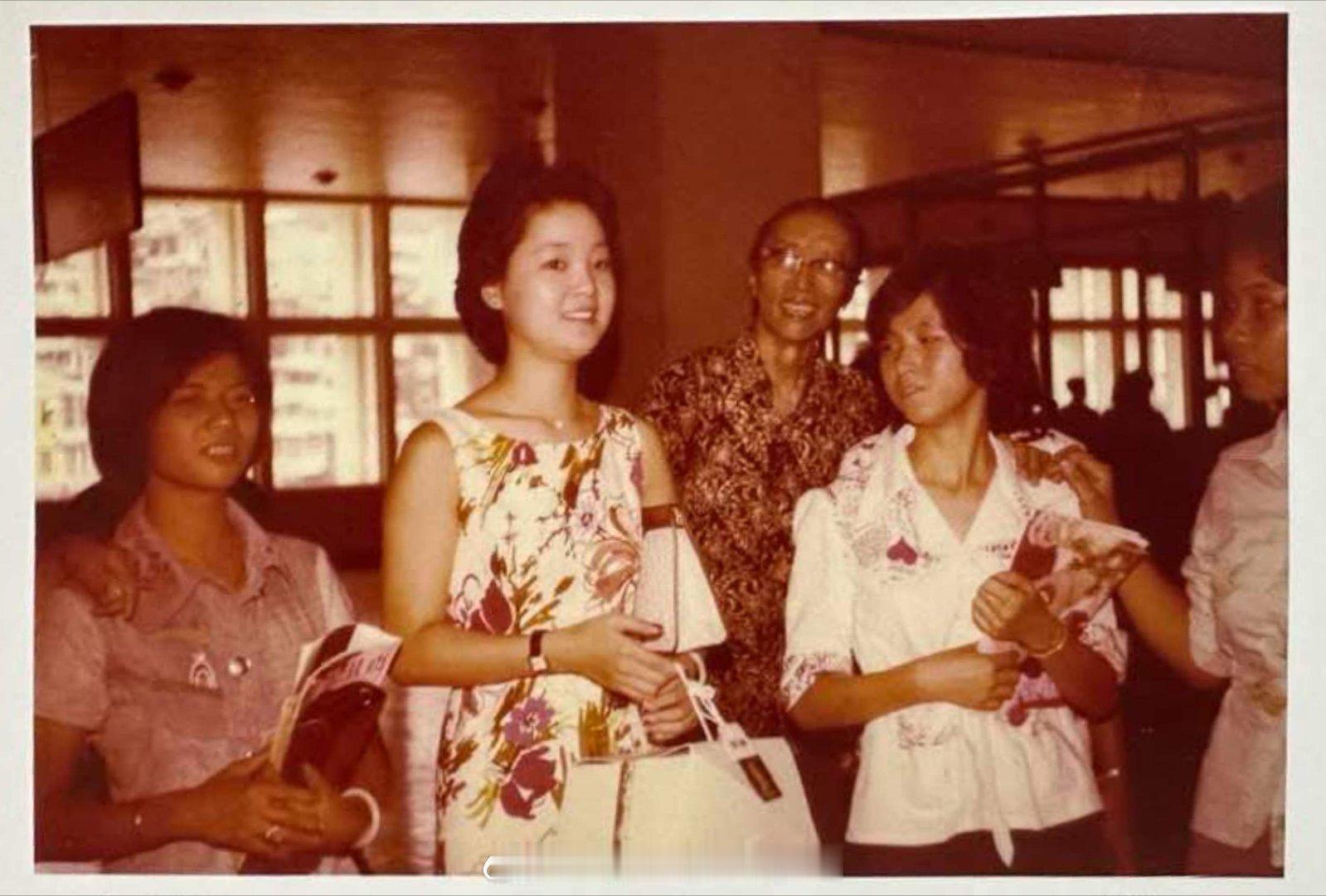 1976年11月底，过境新加坡巴耶利巴国际机场，此行目的是到马来西亚巡演一个月。