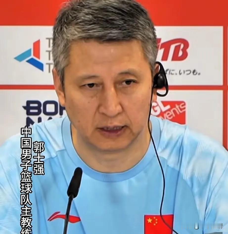 中国男篮再次输给了日本男篮，不少球迷看完想明白了，不能简单说教练不行，也不能否定