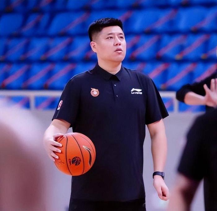 CBA现在这教练的日子都不好过，昨晚是张庆鹏和刘维伟，邱彪，今晚又轮到潘江了 