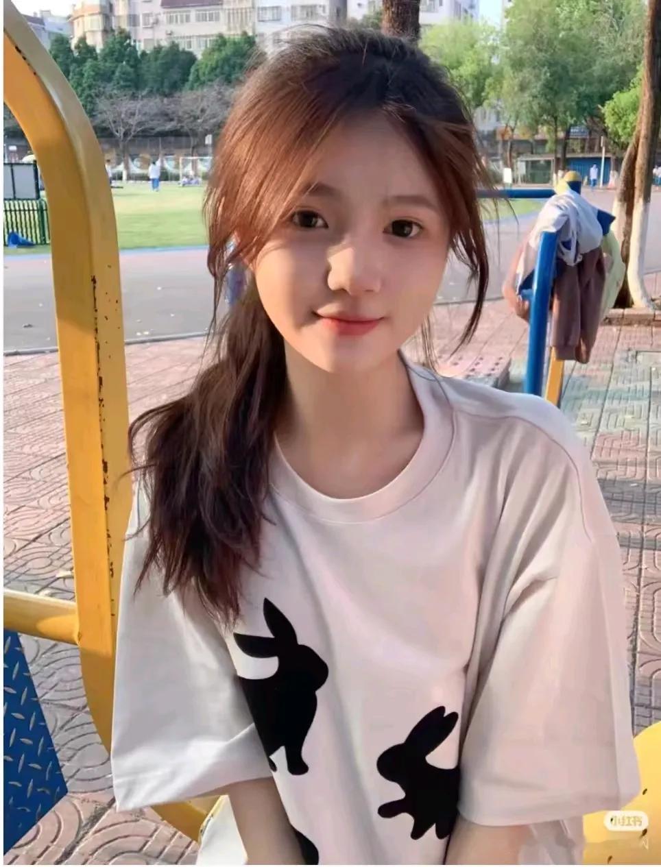 小雅，一个88年出生的女子，已经36岁了。岁月在她脸上留下了淡淡的痕迹，但她的心