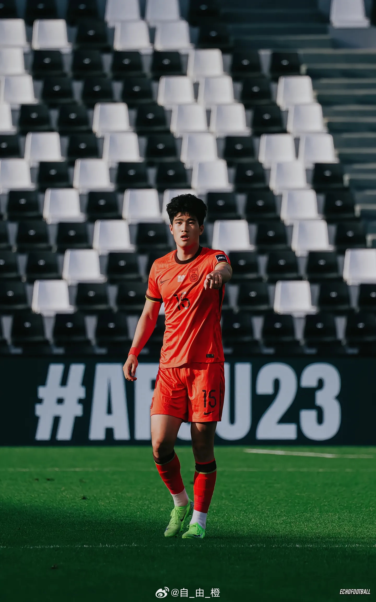 彭啸更新社媒并配文：enjoy！❤️自由橙山东泰山