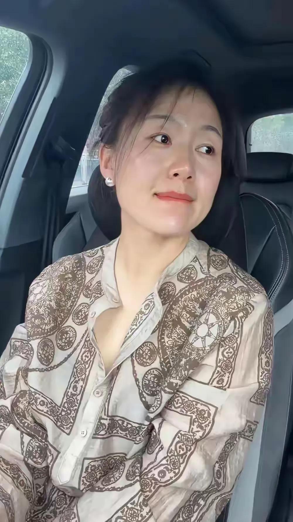 褪去年轻人的光环，人到中年，虽然没有年龄优势，但女人的气质是最令人动心的，特别是