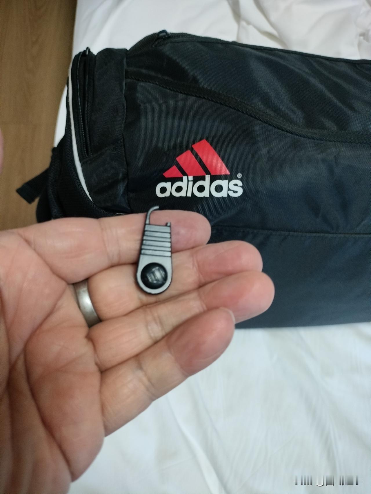 阿迪达斯的包，拉链头太容易断了，质量堪忧呀，四个拉链，断了仨，都是同一位置…，这