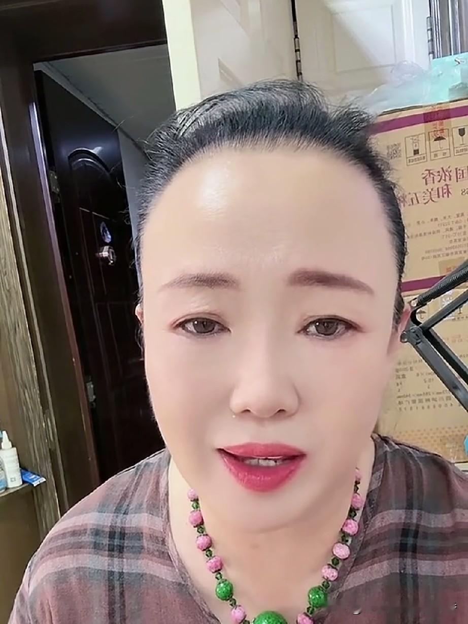 孙丽荣在直播的时候有人问她：“你离过几次婚了？”孙丽荣回怼粉丝说：“我离过几次婚