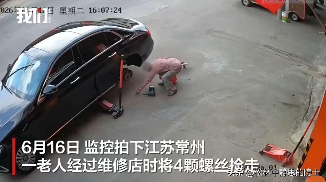 “太离谱了！江苏常州的一家汽修店里，维修师傅正给一辆奔驰E300补胎，把卸下来的