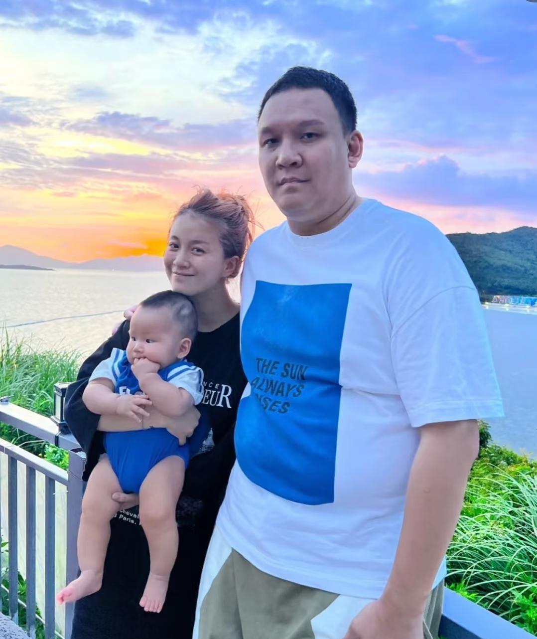 李嘉格离婚后在和好友聊天时，还是会称呼前夫车澈为“孩子爸”，称呼前婆婆为“妈妈”