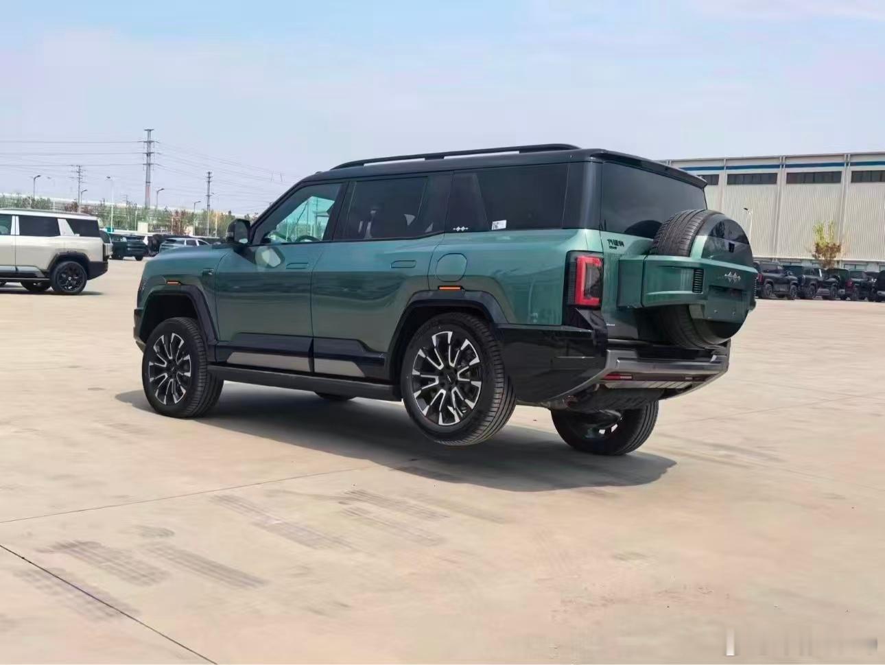 秀！能屈能伸的豹8 云辇P… 除了解锁换胎，还会有哪些场景……比亚迪