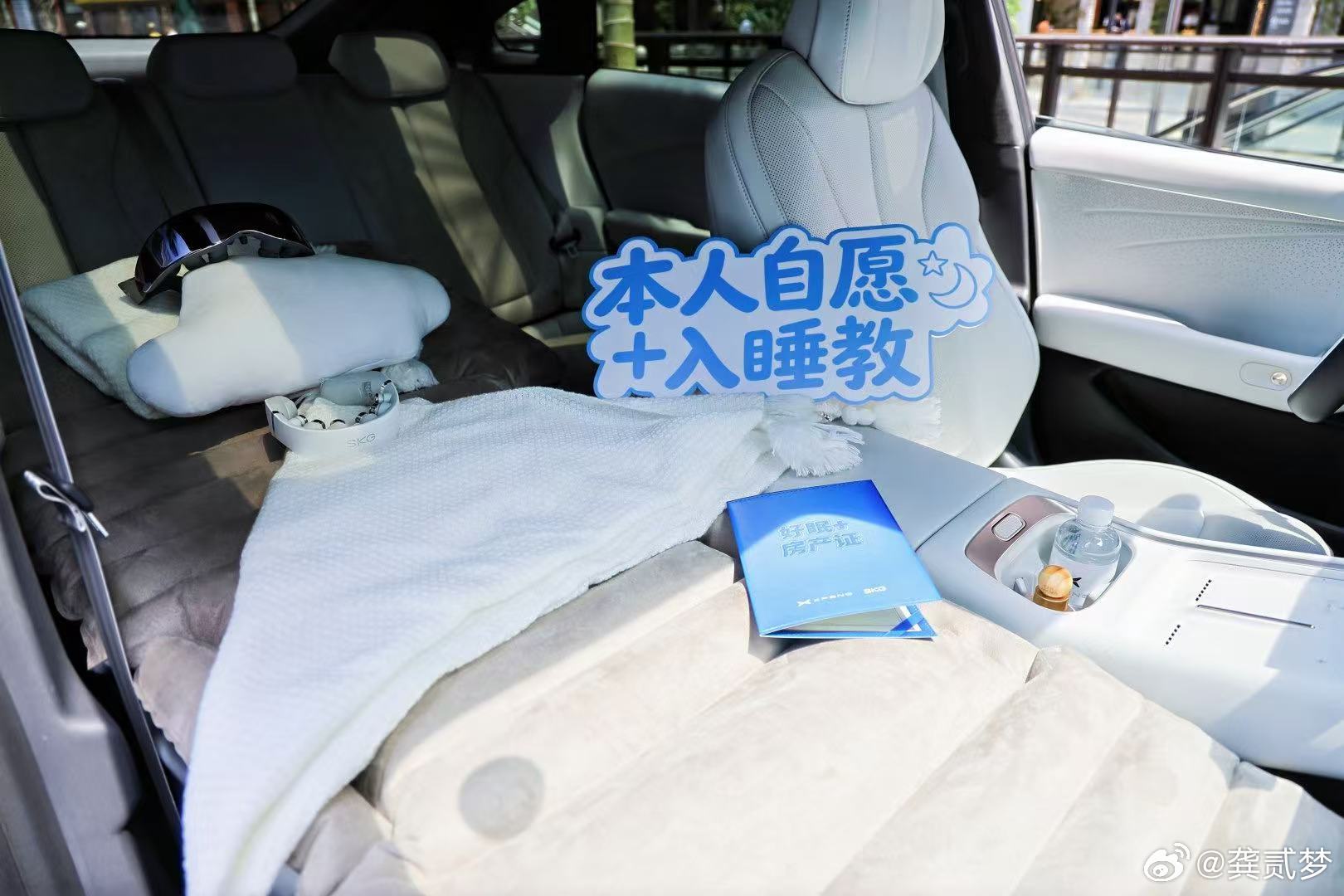 之前在公司上班的时候，看到大部分同事都是在桌子上趴着午休的，起来手压得酸不说，吃