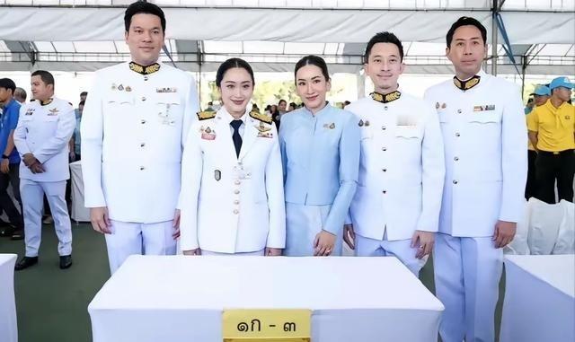 8月12日，泰国被停止总理兼文化部长佩通坦，再次携丈夫皮塔卡及姐姐姐夫参加了在曼