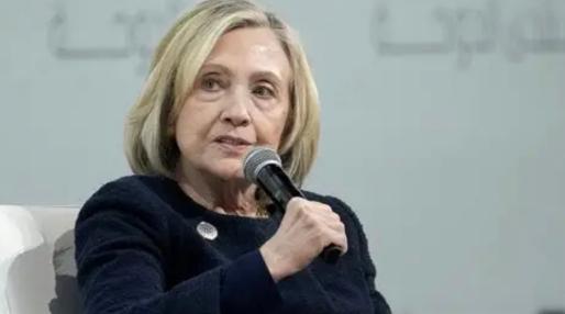 美国前国务卿希拉里·克林顿昨晚（北京时间2月5日晚）愤怒地写道：“六个月来，我们