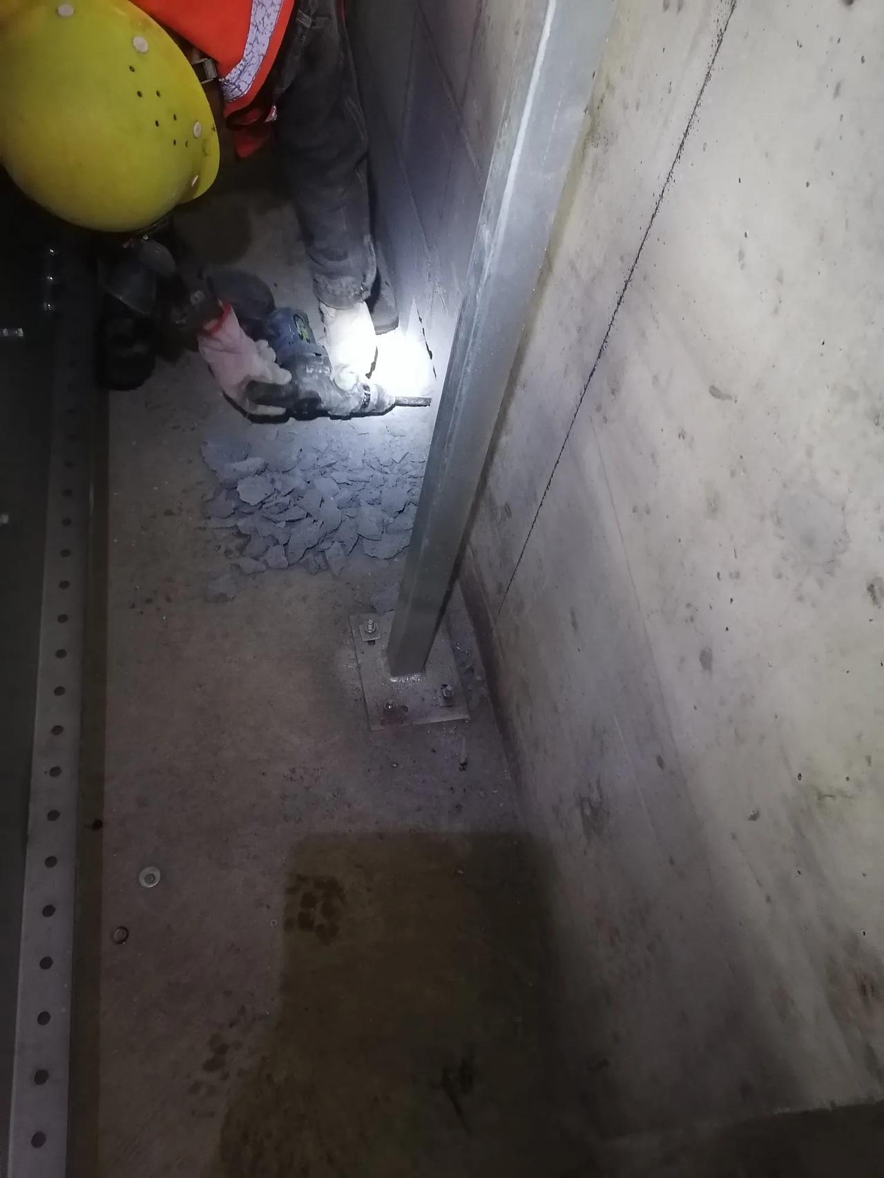 大家好，我是水电工星仔，开过墙洞，准备做桥架，开洞之前千万不要嫌麻烦，用角磨机切