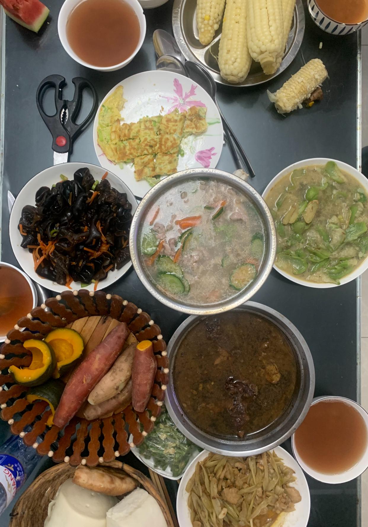 打卡今日晚餐
今天孙子着急吃了饭去打乒乓，我还没忙完厨房就开吃了，天太热，做的也
