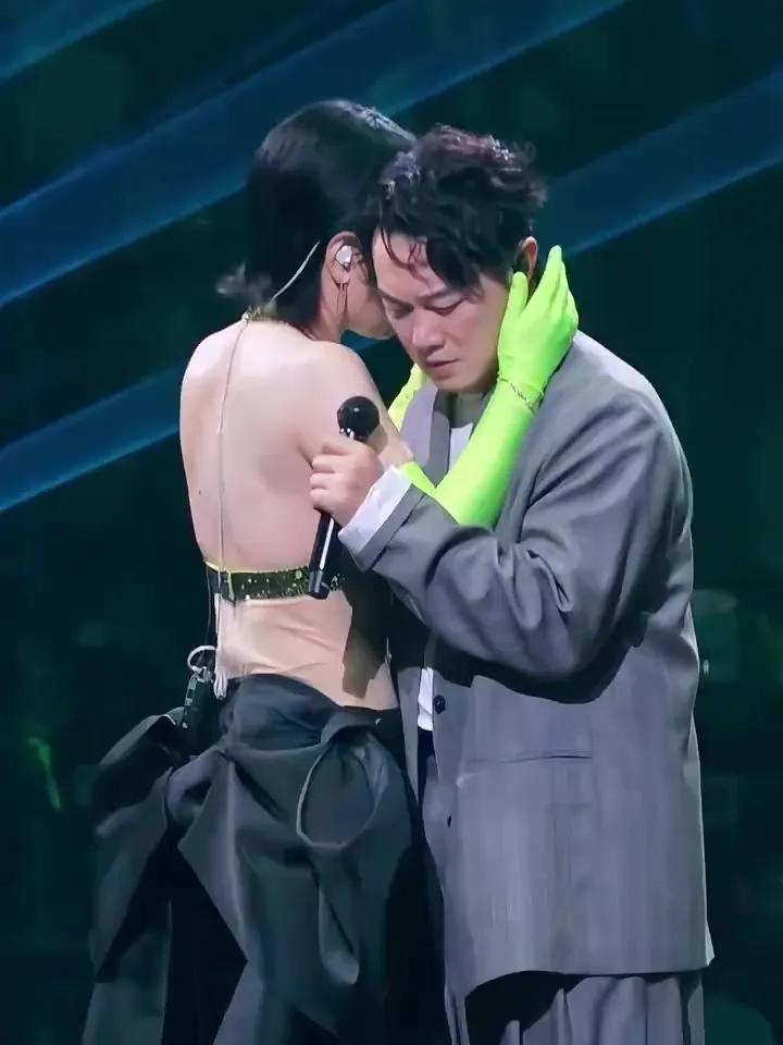 迅哥澳门演唱会被突如其来的拥抱整不会了，从无处下手，到一脸嫌弃，再到生无可恋，表