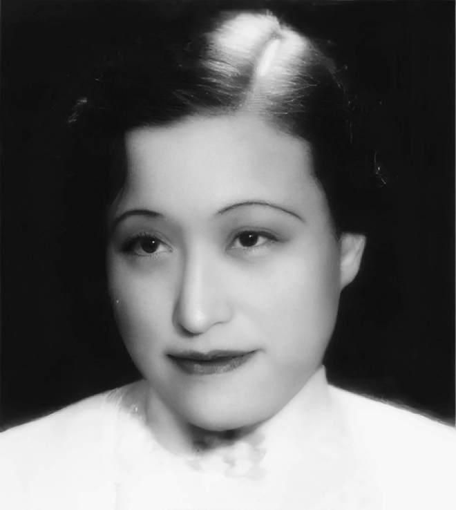 婚后，陈洁如陪蒋介石回老家探亲。蒋的原配毛福梅委托她做一件事，没想到陈洁如真的做