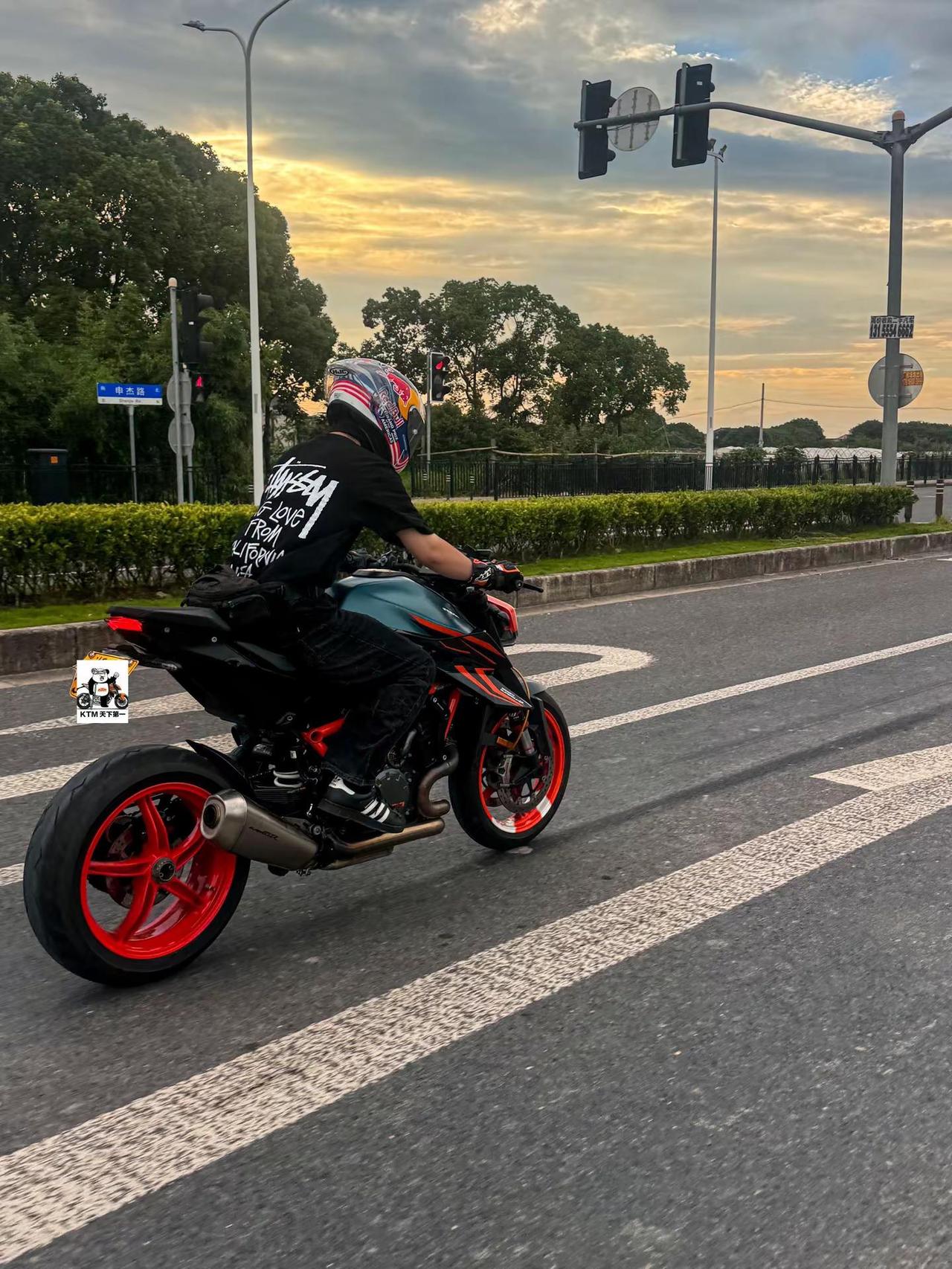 还记得第一次骑上自己最喜欢的车的样子吗KTM ktm1290超级公爵 摩托车从零