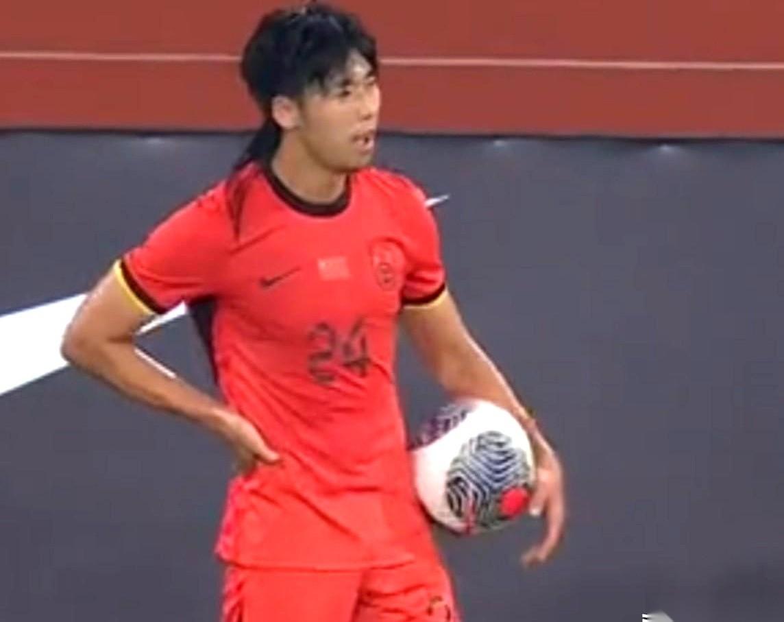 把指甲油卸了。
这事儿，就算翻篇了？
一个二十出头的小伙子，一场球没踢好，被全网