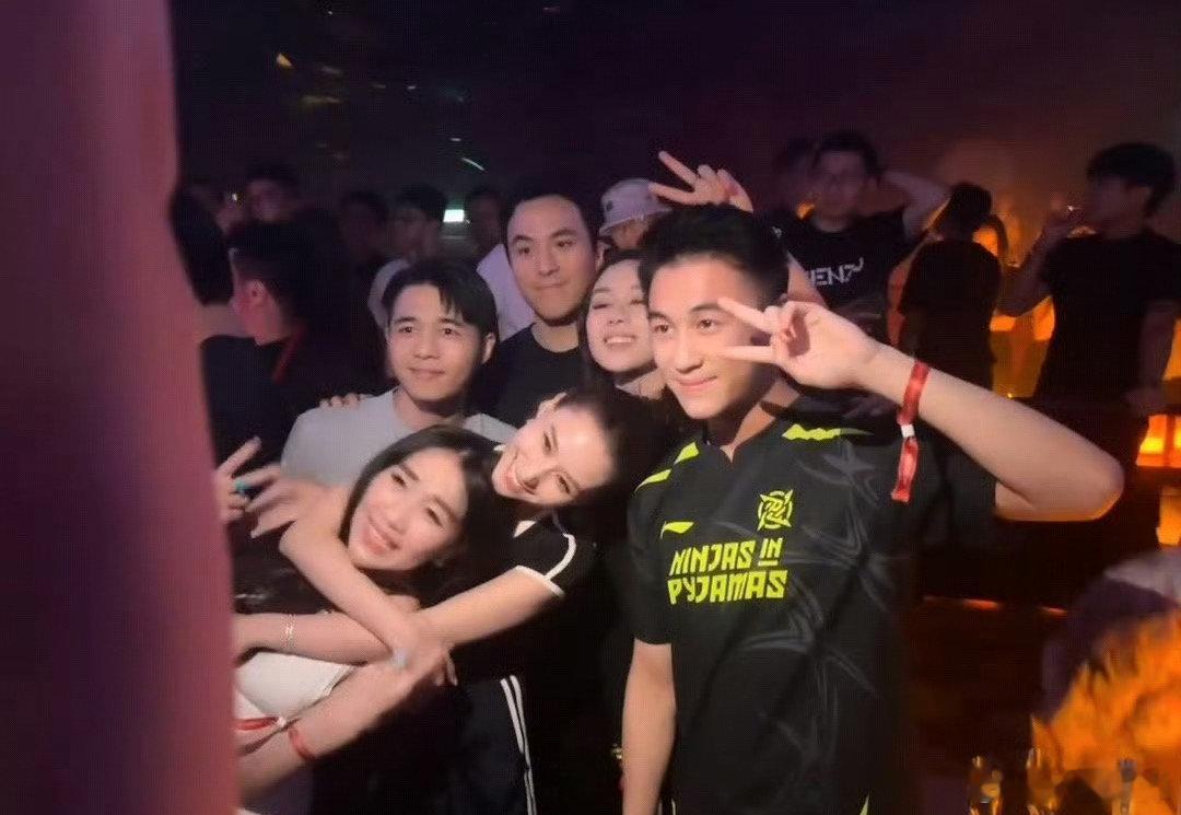 #赌王三房四房子女聚餐#赌王三房四房齐聚一堂，大家看起来其乐融融#赌王三房四房齐