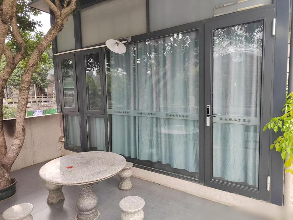 98岁的姑姑，在饮食上有个突出的特点，就是平均每天吃6个鸡蛋。

早晨起来先喝碗