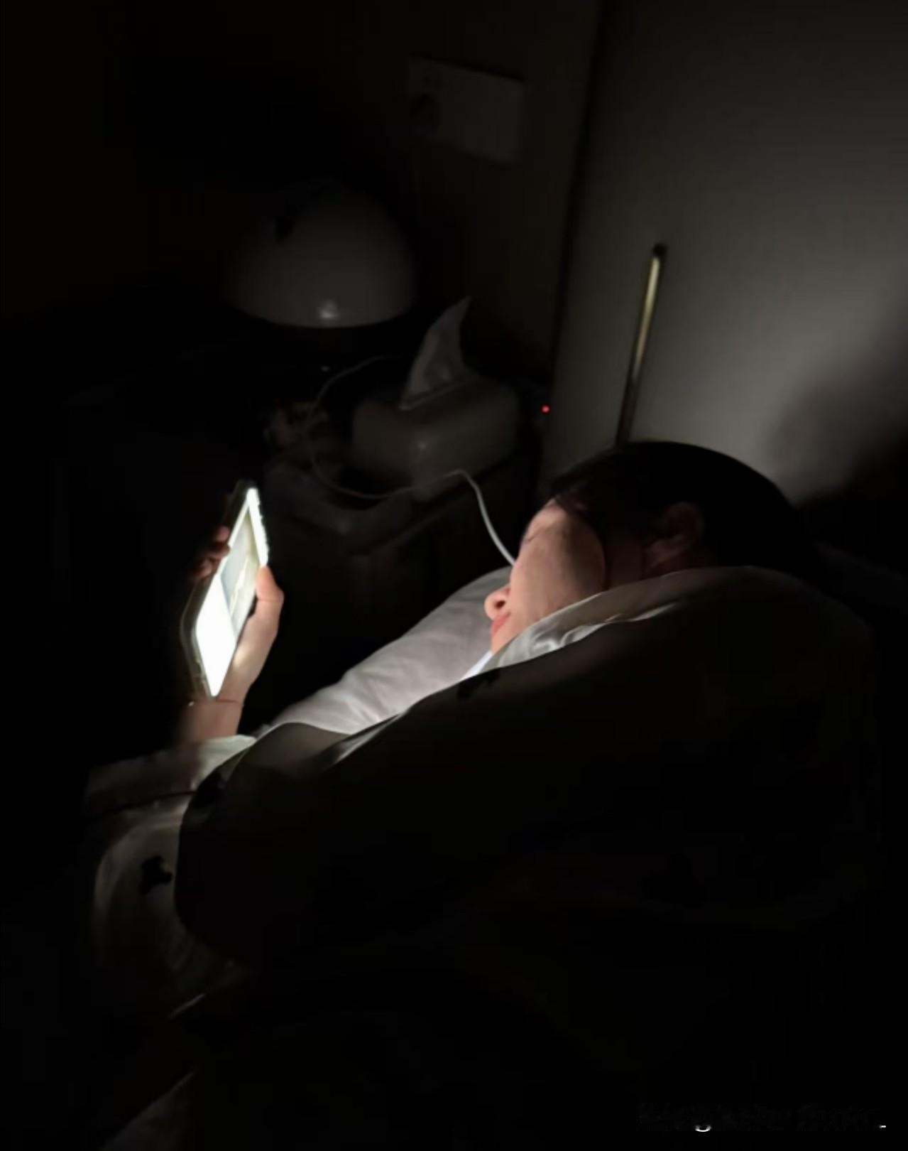 你能一天坚持不看不用手机吗不能，凌晨一点，我现在的姿势