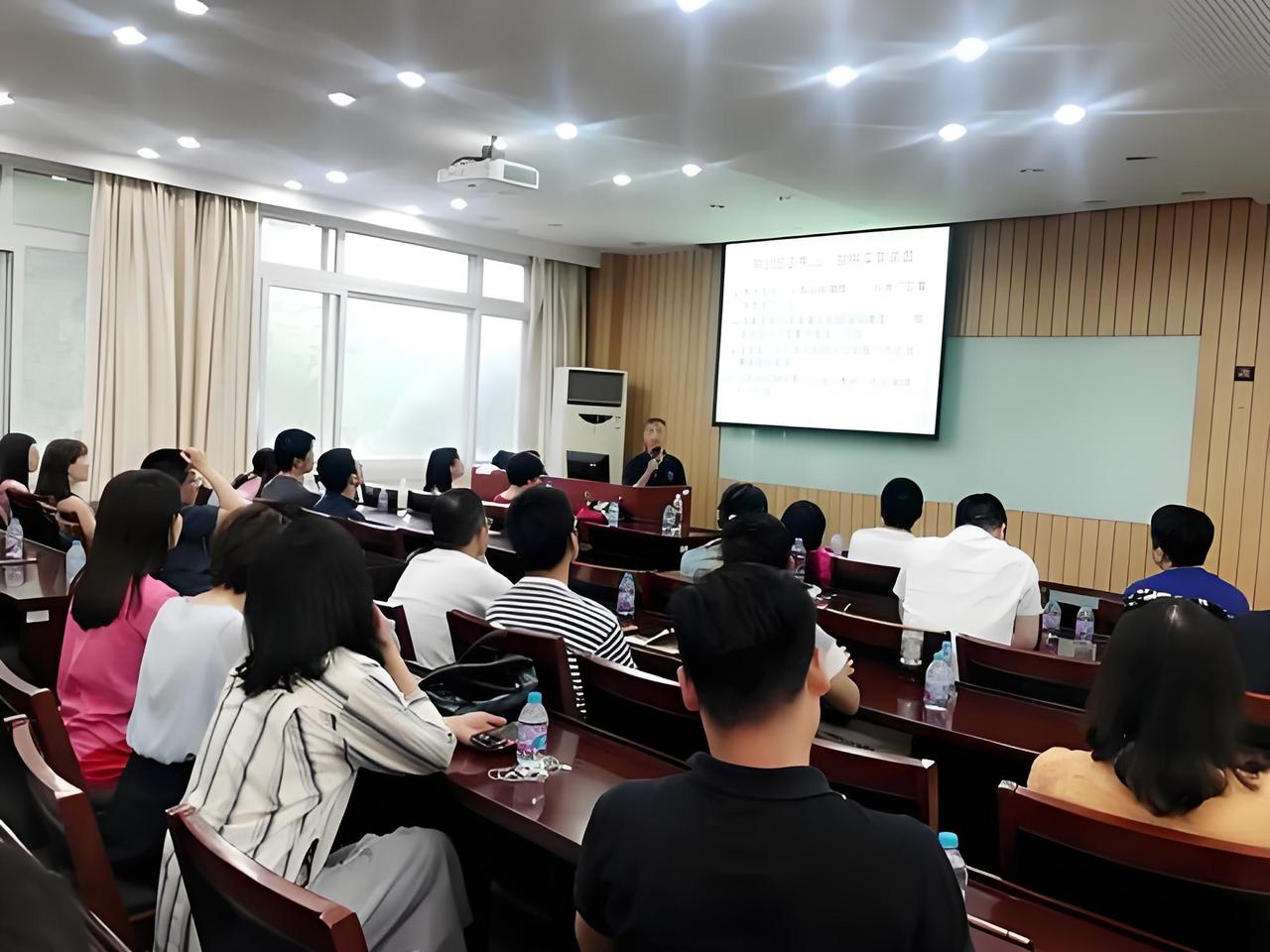 报考党必醒！天天追着大学排名疯跑，把排名当择校唯一标准，纯属自欺欺人，最后多半是