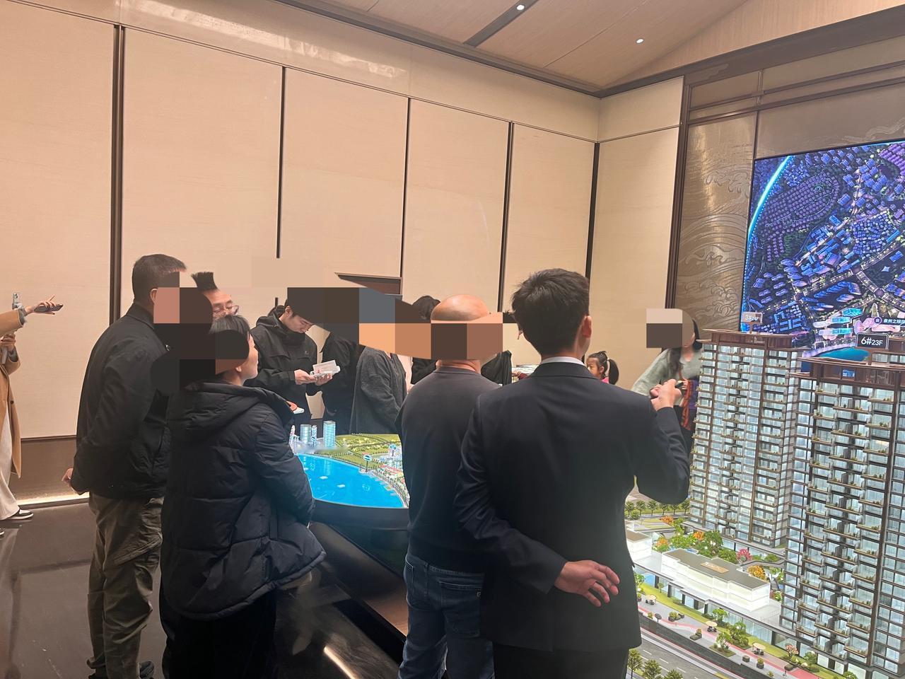 建发城建海阅营销中心周末人流量还是非常火爆，目前在这样楼市低迷的情况下，能保持有