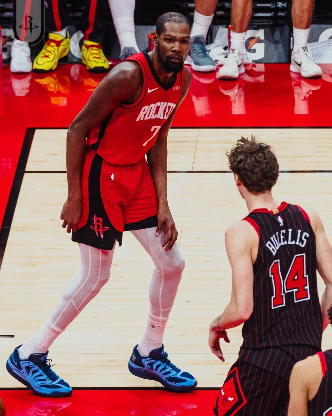 杜兰特目前职业生涯常规赛总得分、篮板、助攻、抢断和封盖全部都排进历史前100名，