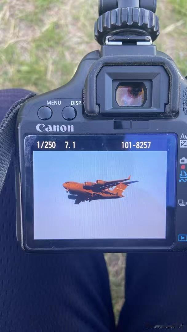 原来美国空军环球霸王C-17A已经二连降落北京首都！

今天路过机场，抬头看见一