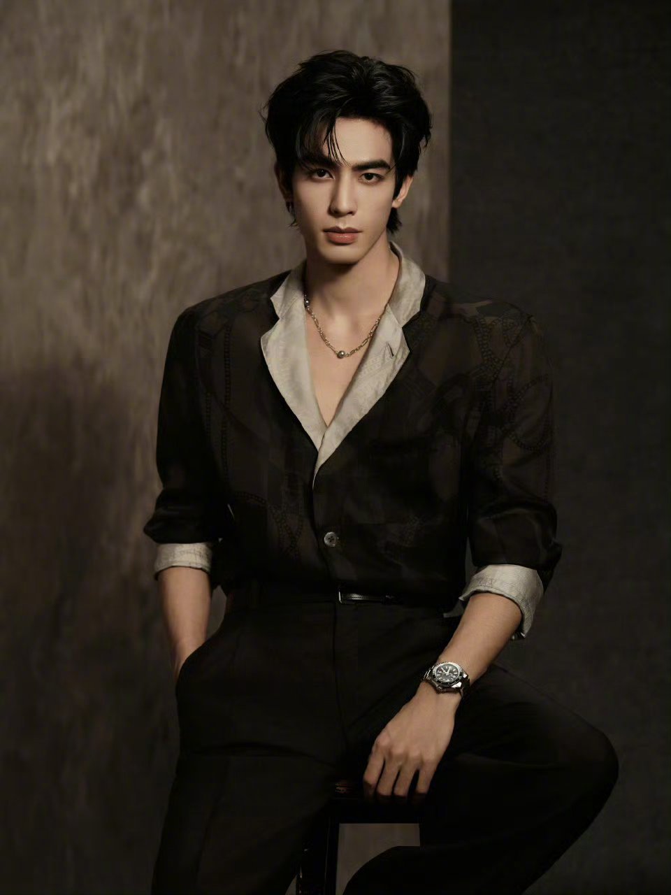 宋威龙亮相微博之夜，身着Hermes 2026春夏系列造型登场。颈部佩戴Miki