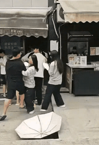 公共场合，男子轻声提醒：“你的雨伞碰到我了。” 没有辱骂，没有挑衅，只是一句普通