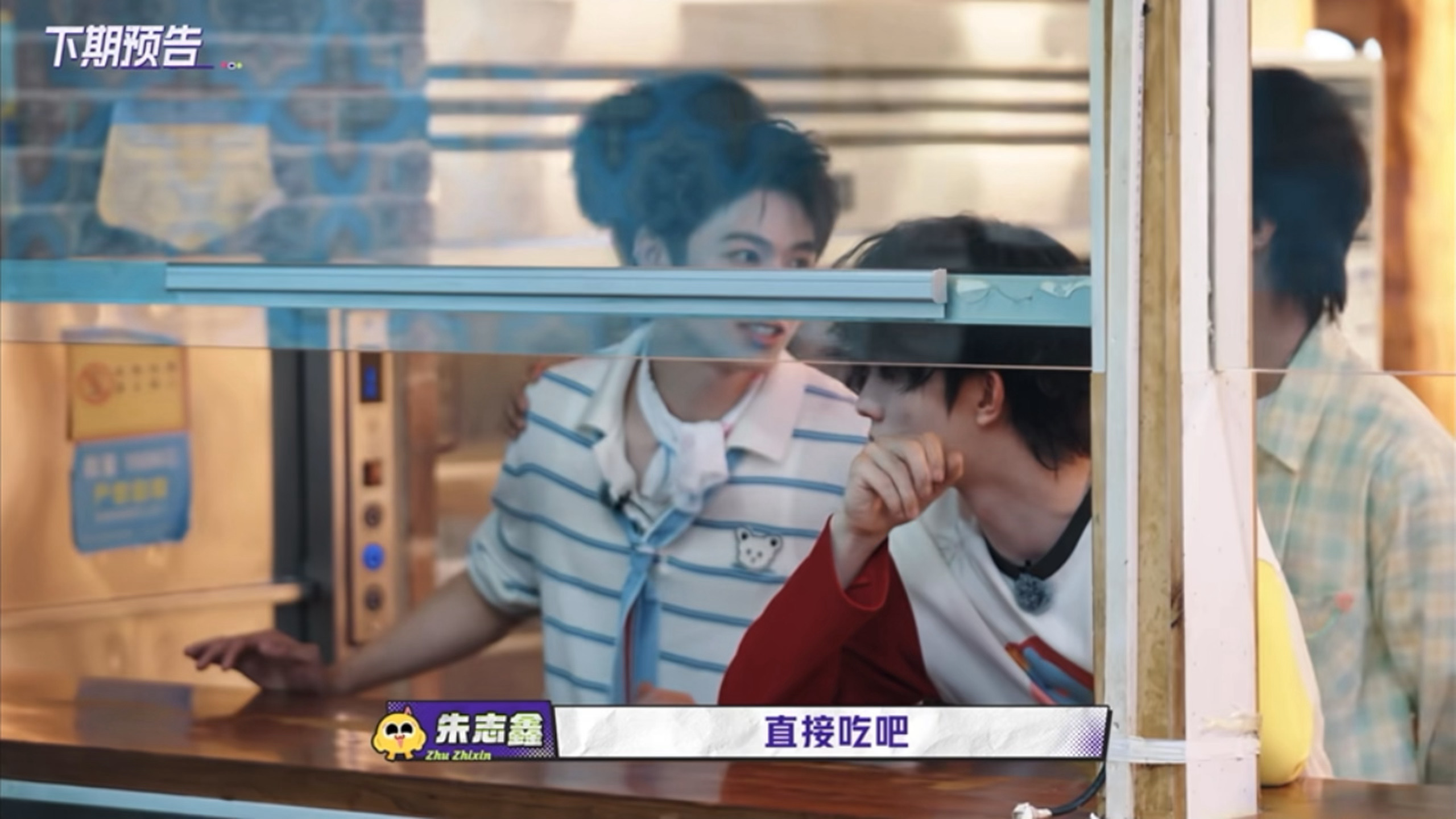 带着凉感毛巾像小娃娃的妞妞看到好吃的立刻： ​​​