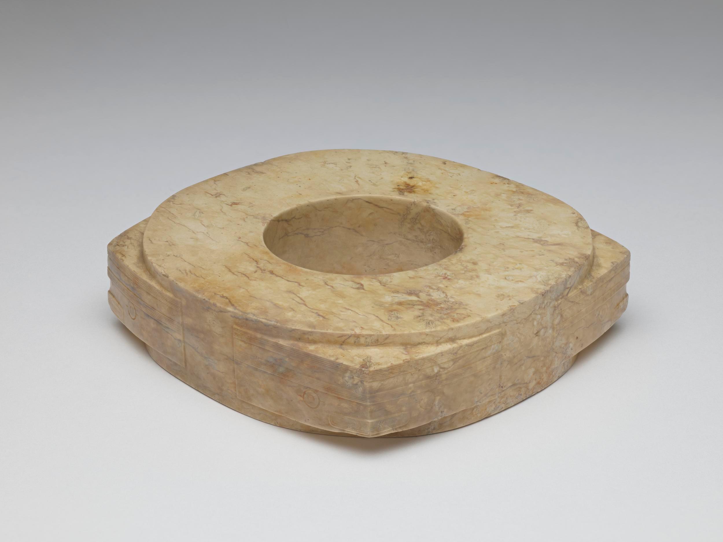 大英博物馆收藏的稍扁一点的良渚文化神面纹玉琮 