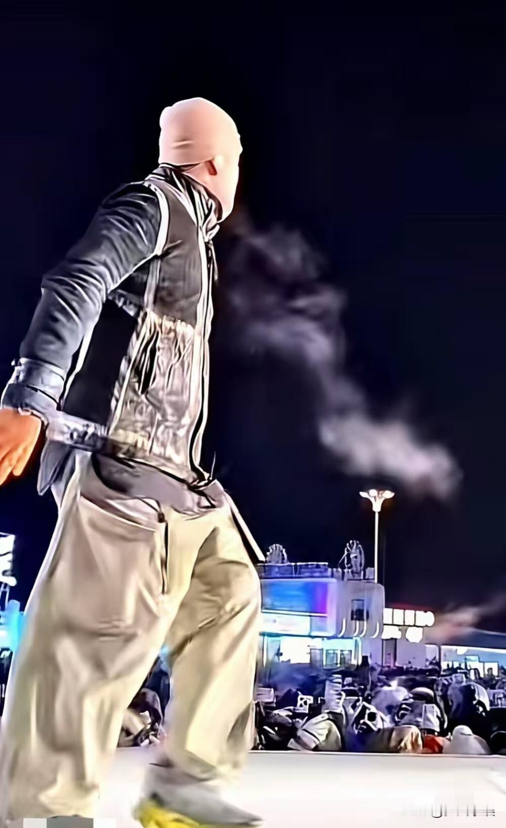 杨坤，这次是栽在哈尔滨了！

杨坤在哈尔滨，人往台上一站，一身潮牌，松垮的裤子，