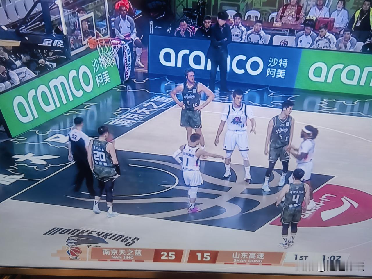 一节比赛让裁判吹得七零八落！十分钟一节比赛，让裁判吹吹停停，竟然打了40分钟！山