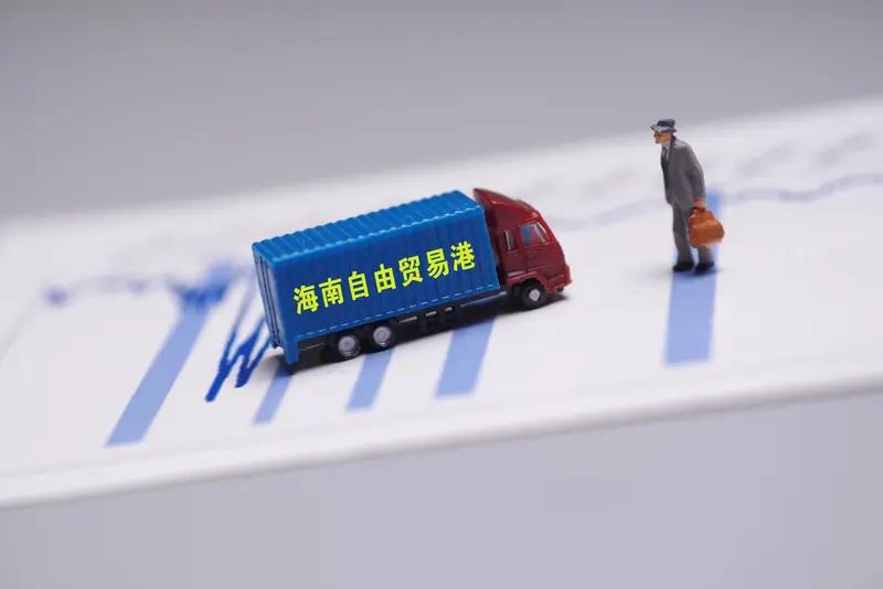 最近海南免税店的黄金柜台热闹非凡，到处都是人，排队两小时都不稀奇，冲在前面抢购的