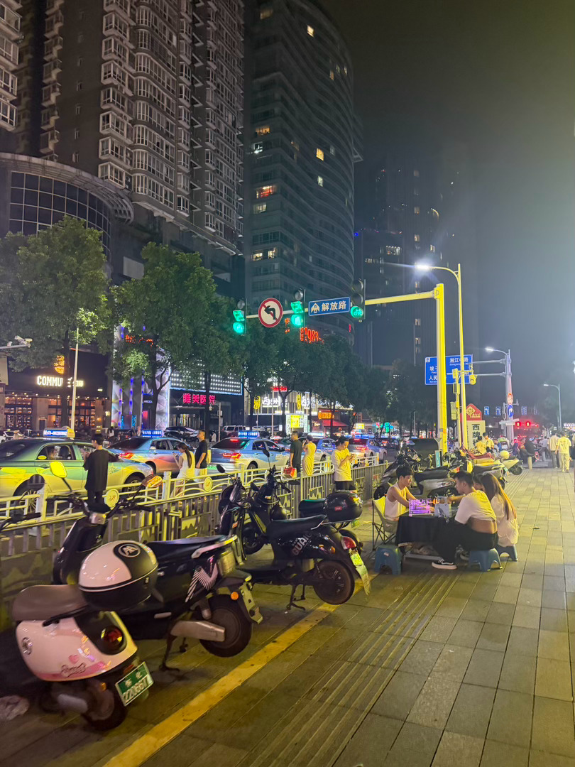 谁有防毒面罩 这个口罩已经抵挡不住烟味了偶遇了好多粉丝 小杭请她们吃了夜宵