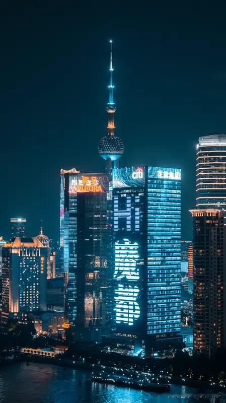 罗永浩吐槽上海电信网速问题引发关注，上海电信作出回应。老罗表示，开了半年多独享千