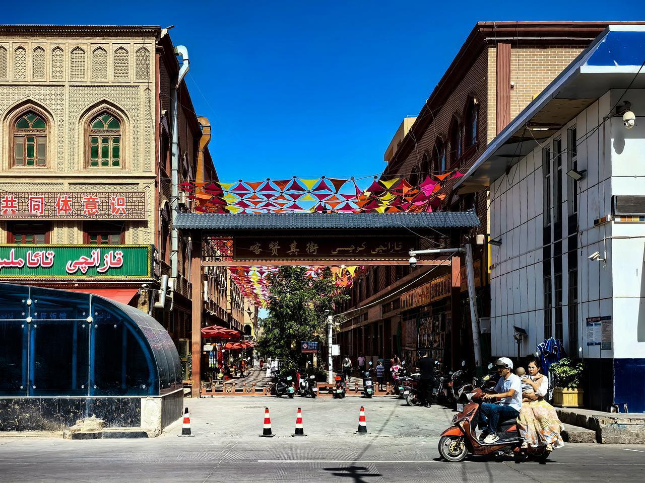 莎车人说，没有一个鸽子能飞出莎车。果然，莎车老城有一整条街，都卖鸽子汤，我就要了