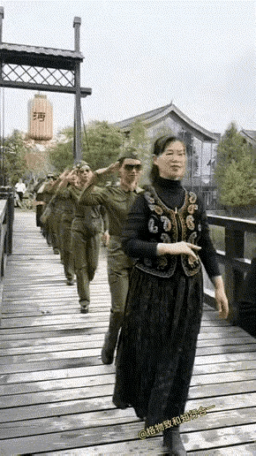 这几个大妈穿绿色旧军装，像是过去搞地下活动的特务，迈着懒散的步伐，净是出洋相。