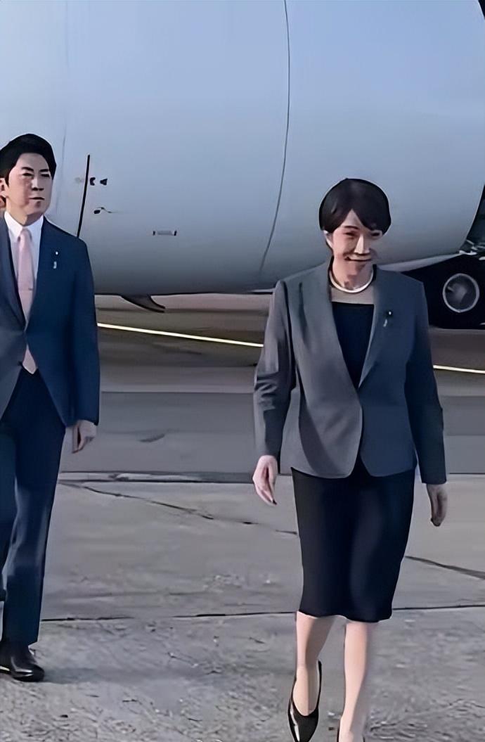 高市早苗抵达英国没有欢迎仪式，6月13日晚间，高市早苗对英国进行工作访问。专机降